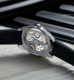 H. Moser & Cie. Pioneer Centre Seconds Arctic Blue Fumé Automatik Edelstahl 40mm blaues Zifferblatt schwarzes Kautschukband – Herrenuhren Uhr ohne Datum aus Edelstahl. Das Gehäuse ist rund und silber. Das Kautschuk / Kunststoff / Silikon Armband ist schwarz. Das Zifferblatt ist ein Index in blau. – Ansicht 4
