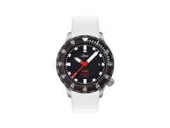 Sinn Spezialuhren U50 SDR Taucheruhr Automatik U-Boot-Stahl 41mm schwarzes Zifferblatt weißes Silikonband – Herrenuhren Uhr mit Datum aus Edelstahl und PVD beschichtet. Das Gehäuse ist rund und silber. Das Kautschuk / Kunststoff / Silikon Armband ist weiß. Das Zifferblatt ist ein Index in schwarz.