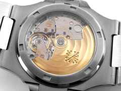 Juwelier Roller Patek Philippe Nautilus Automatik Edelstahl 40mm Metallband 5711/1A-010 Full Set mit Garantie Occasion Refurbished – Herrenuhren Uhr mit Datum aus Edelstahl. Das Gehäuse ist quadratisch und silber. Das Edelstahlarmband ist silber. Das Zifferblatt ist ein Index in blau. – Ansicht 3