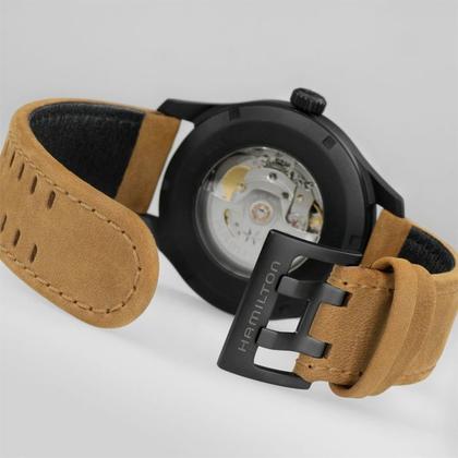 Hamilton Khaki Field Titanium Auto Titan 42mm schwarzes Zifferblatt braunes Lederband – Herrenuhren Uhr ohne Datum aus Titan. Das Gehäuse ist rund und schwarz. Das Lederarmband ist braun. Das Zifferblatt ist arabisch Index und schwarz. – Ansicht 4