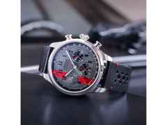 Union Glashütte Belisar Chronograph Speedster Limited Edition 2024 Automatik Edelstahl 44mm graues Zifferblatt graues Lederband – Herrenuhren Chronograph aus Edelstahl. Das Gehäuse ist rund und silber. Das Lederarmband ist schwarz. Das Zifferblatt ist arabisch Index und grau. – Ansicht 5