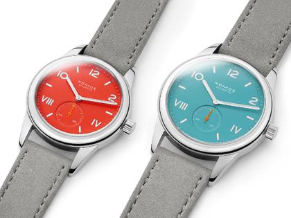 Nomos Glashütte Club Campus Nonstop Red Handaufzug Edelstahl 36mm rotes Zifferblatt graues Lederband Glasboden – Damenuhren Uhr ohne Datum aus Edelstahl und Leder. Das Gehäuse ist rund und silber. Das Lederarmband ist grau. Das Zifferblatt ist arabisch römisch und rot. – Ansicht 4