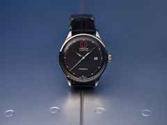Union Glashütte Noramis Datum Paul Pietsch Sonderedition Automatik Edelstahl 40mm schwarzes Zifferblatt schwarzes Lederband – Herrenuhren Uhr mit Datum aus Edelstahl. Das Gehäuse ist rund und silber. Das Lederarmband ist schwarz. Das Zifferblatt ist ein Index in schwarz. – Ansicht 2