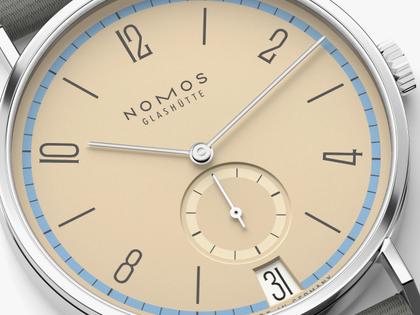 Nomos Glashütte Tangente 38 Datum "175 Years Watchmaking - Ariel" Handaufzug Edelstahl sandfarbenes Zifferblatt graues Textilband Glasboden – Herrenuhren Uhr mit Datum aus Edelstahl. Das Gehäuse ist rund und silber. Das Textilarmband ist grau. Das Zifferblatt ist arabisch Index und beige. – Ansicht 4