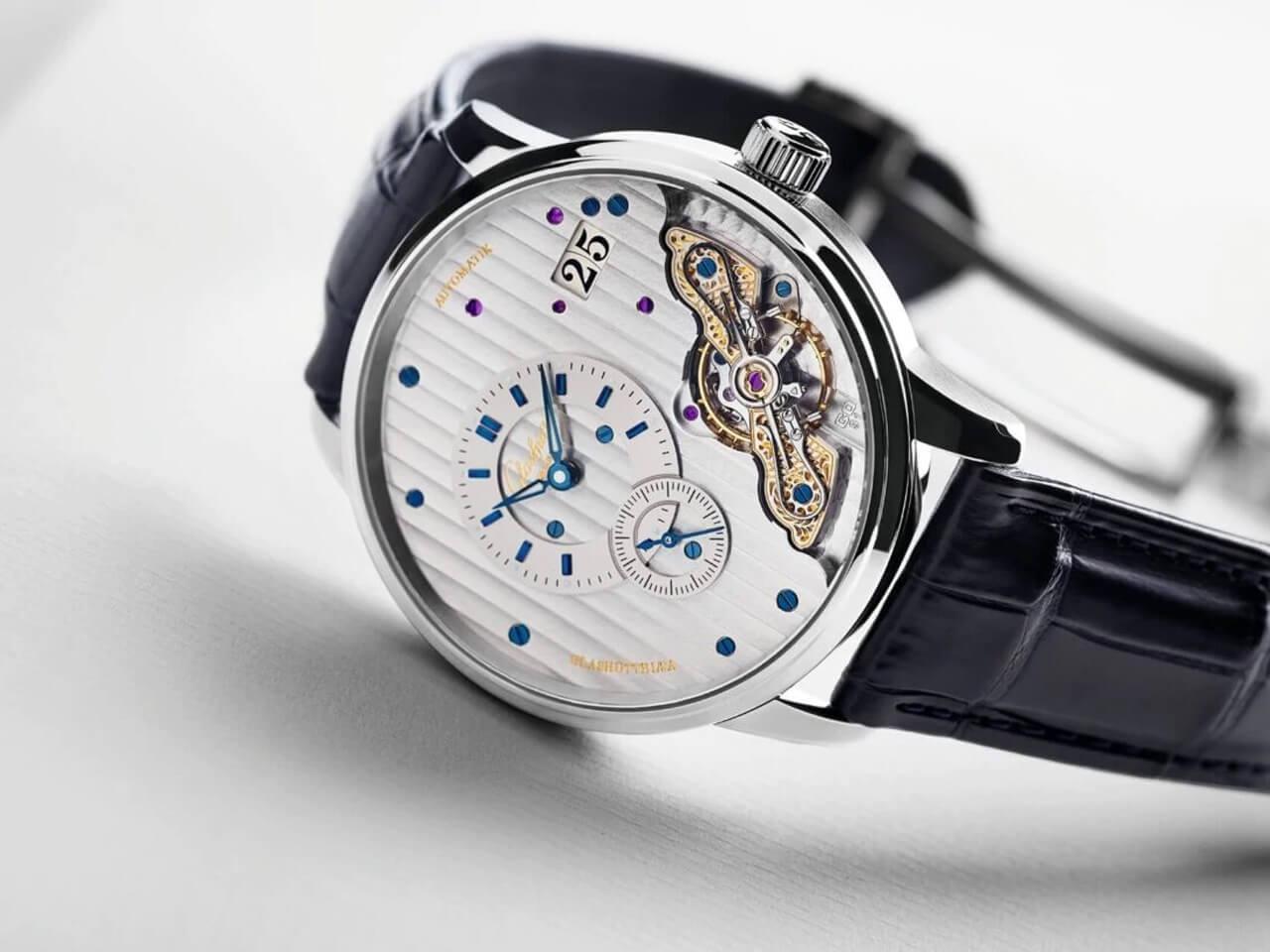 Glashütte Original PanoMaticInverse Automatik Edelstahl 42mm silbernes Zifferblatt schwarzes Lederband – Herrenuhren Uhr mit Datum aus Edelstahl. Das Gehäuse ist rund und silber. Das Lederarmband Kroko / Alligator ist blau. Das Zifferblatt ist ein Index in silber. – Ansicht 2