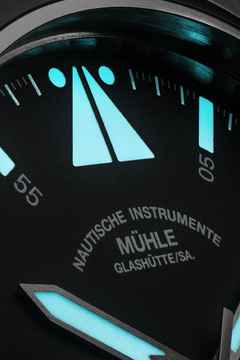 Mühle Glashütte S.A.R. Mission-Timer TITAN Automatik 43mm schwarzes Zifferblatt schwarzes Kautschukband – Herrenuhren Uhr mit Datum aus Keramik und Titan. Das Gehäuse ist rund und silber. Das Kautschuk / Kunststoff / Silikon Armband ist schwarz. Das Zifferblatt ist ein Index in schwarz. – Ansicht 5