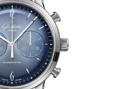 Glashütte Original Sixties Chronograph Automatik Edelstahl 42mm blaues Zifferblatt braunes Lederband – Herrenuhren Chronograph aus Edelstahl. Das Gehäuse ist rund und silber. Das Lederarmband ist braun. Das Zifferblatt ist arabisch Index und blau. – Ansicht 2