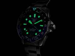 TAG Heuer Aquaracer Professional 300 GMT Automatik Edelstahl 42mm blaues Zifferblatt Metallband – Herrenuhren Uhr mit Datum aus Edelstahl und Keramik. Das Gehäuse ist rund und silber. Das Edelstahlarmband ist silber. Das Zifferblatt ist ein Index in blau. – Ansicht 4