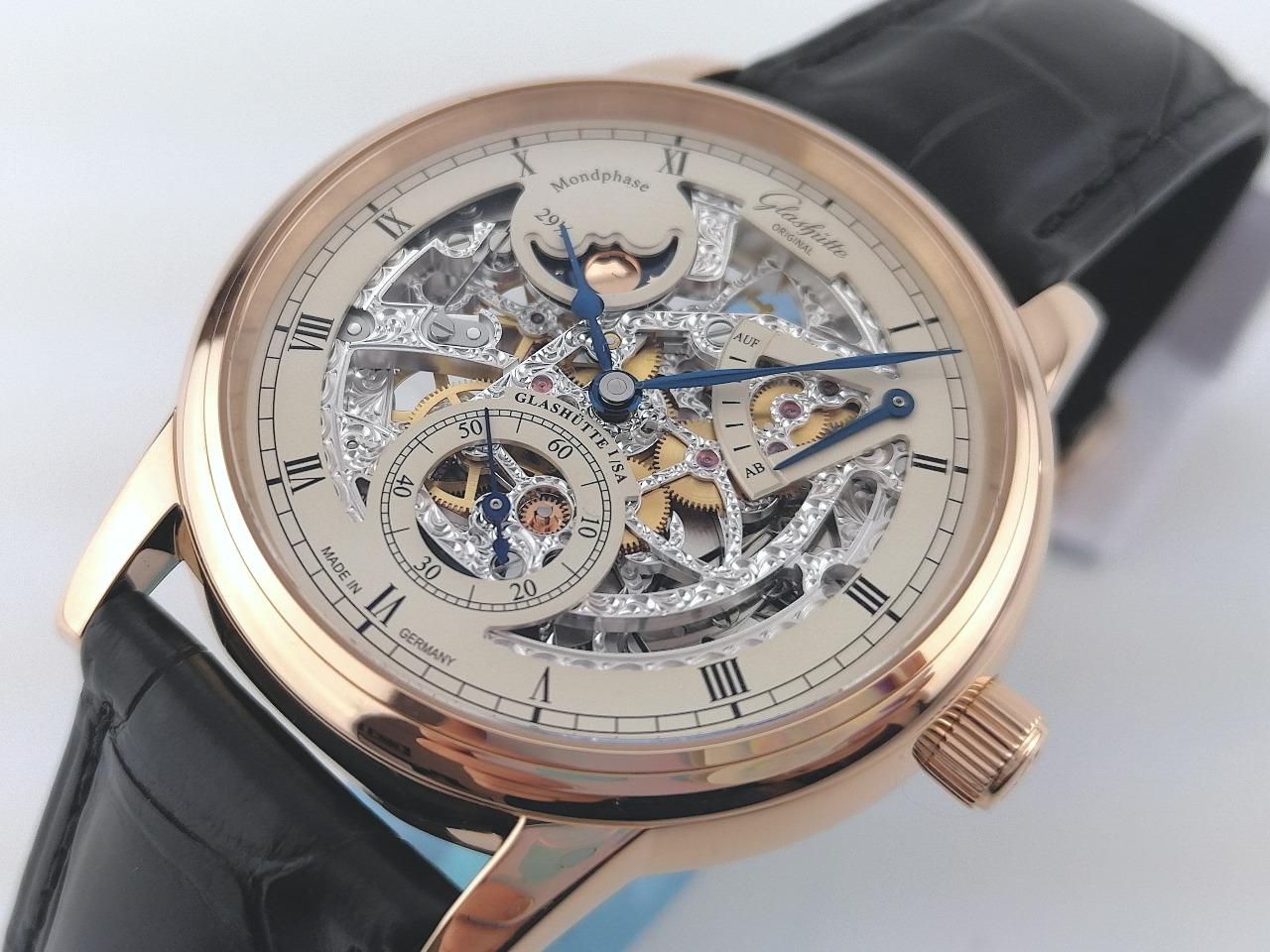 Glashütte Original Senator Mondphase Skelettierte Edition Handaufzug Rotgold 42mm skelettiertes Zifferblatt schwarzes Lederband Limited Edition 1-49-13-15-15-04 Full Set, Service 2025 mit Garantie, Occasion – Herrenuhren Uhr ohne Datum aus 750 Rotgold. Das Gehäuse ist rund und rotgold. Das Lederarmband Kroko / Alligator ist schwarz. Das Zifferblatt ist römisch Index und silber. – Ansicht 5