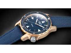 Mühle Glashütte Yacht-Timer BRONZE Limited Edition Automatik 44mm blaues Zifferblatt blaues Textilband – Herrenuhren Uhr mit Datum aus Bronze. Das Gehäuse ist rund und roségold. Das Kautschuk / Kunststoff / Silikon Armband ist blau. Das Zifferblatt ist ein Index in blau. – Ansicht 2