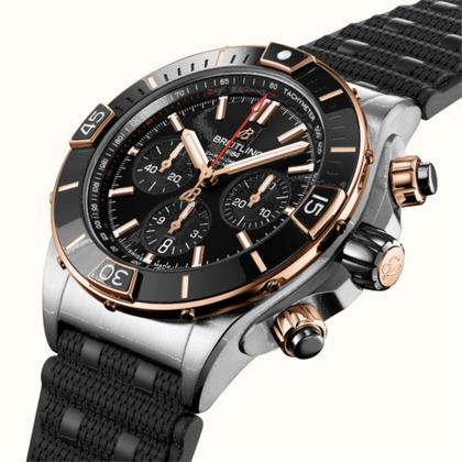 Breitling Super Chronomat B01 44 Automatik Edelstahl schwarzes Zifferblatt schwarzes Kautschukband – Herrenuhren Chronograph aus 950 Platin und Edelstahl. Das Gehäuse ist rund und silber-roségold. Das Kautschuk / Kunststoff / Silikon Armband ist schwarz. Das Zifferblatt ist ein Index in schwarz. – Ansicht 4
