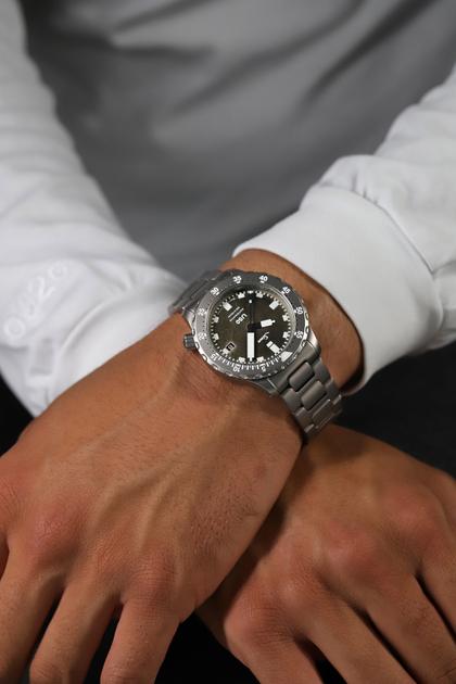 Sinn Spezialuhren U50 DS Taucheruhr Automatik Edelstahl 41mm Dekorschliff-Zifferblatt Metallband Limited Edition – Herrenuhren Uhr mit Datum aus Edelstahl. Das Gehäuse ist rund und grau. Das Edelstahlarmband ist grau. Das Zifferblatt ist ein Index in grau. – Ansicht 6