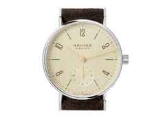 Nomos Glashütte Tangente 33 Karat Handaufzug Edelstahl 33mm vergoldetes Zifferblatt braunes Lederband Glasboden – Damenuhren Uhr ohne Datum aus Edelstahl und Leder. Das Gehäuse ist rund und silber. Das Lederarmband ist braun. Das Zifferblatt ist arabisch Index und gelbgold. – Ansicht 3