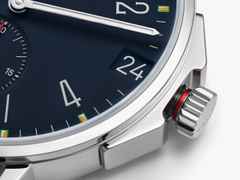 Nomos Glashütte Ahoi neomatik 38 Datum Atlantik Automatik Edelstahl dunkelblaues Zifferblatt dunkelblaues Textilband Glasboden – Herrenuhren Uhr mit Datum aus Edelstahl. Das Gehäuse ist rund und silber. Das Textilarmband ist blau. Das Zifferblatt ist arabisch Index und blau. – Ansicht 7