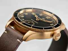 Hamilton Khaki Aviation Pilot Pioneer Mechanical Handaufzug Bronze 43mm schwarzes Zifferblatt braunes Lederband – Herrenuhren Uhr ohne Datum aus Bronze und Leder. Das Gehäuse ist rund und gelbgold. Das Lederarmband ist braun. Das Zifferblatt ist arabisch und schwarz. – Ansicht 5