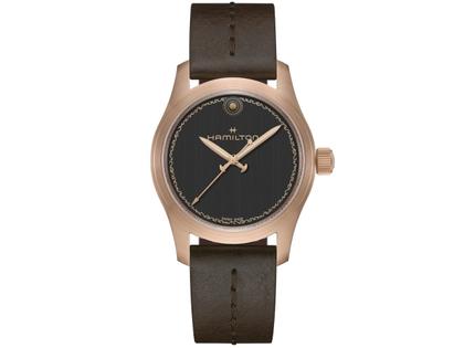 Hamilton Khaki Field The Odyssey Limited Edition Automatik Bronze 42mm schwarzes Zifferblatt braunes Lederband – Herrenuhren Uhr ohne Datum aus Bronze, Leder und Titan. Das Gehäuse ist rund und bronze. Das Lederarmband ist braun. Das Zifferblatt ist ohne Zeichen und schwarz.