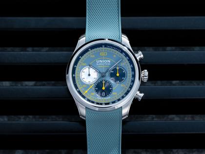 Union Glashütte Belisar Chronograph Speedster 2025 Limited Edition Automatik Edelstahl 44mm blaues Zifferblatt blaues Kautschukband – Herrenuhren Chronograph aus Edelstahl und Kautschuk. Das Gehäuse ist rund und silber. Das Kautschuk / Kunststoff / Silikon Armband ist blau. Das Zifferblatt ist arabisch und blau. – Ansicht 5