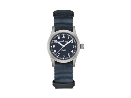 Hamilton Khaki Field Quartz Edelstahl 33mm blaues Zifferblatt blaues NATO-Textilband – Damenuhren Uhr ohne Datum aus Edelstahl. Das Gehäuse ist rund und grau. Das Textilarmband ist blau. Das Zifferblatt ist ein Index in blau.