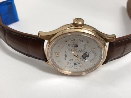 Montblanc Heritage  Automatik Perpetual Calendar 40 mm Rosegold Limited Edition – Herrenuhren Uhr mit Kalender aus 750 Rotgold. Das Gehäuse ist rund und roségold. Das Lederarmband Kroko / Alligator ist braun. Das Zifferblatt ist arabisch Index und weiß. – Ansicht 3