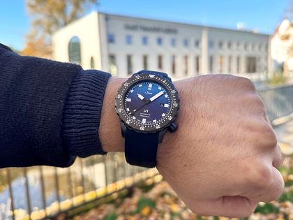 Sinn Spezialuhren U1 S Roller Limited Edition - Chemnitz Kulturhauptstadt2025 - Automatik U-Boot-Stahl 44mm blaues Zifferblatt schwarzes Kautschukband – Herrenuhren Uhr mit Datum aus Edelstahl, Kautschuk, Metall und PVD beschichtet. Das Gehäuse ist rund und schwarz. Das Kautschuk / Kunststoff / Silikon Armband ist schwarz. Das Zifferblatt ist ein Index in blau. – Ansicht 5