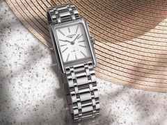 Longines DolceVita   Mini Quarz Edelstahl 21x32mm weißes Zifferblatt Metallband – Damenuhren Uhr ohne Datum aus Edelstahl. Das Gehäuse ist rechteckig und silber. Das Edelstahlarmband ist silber. Das Zifferblatt ist ein Index in weiß. – Ansicht 2