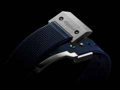 Alpina Alpiner Extreme Regulator Automatik Edelstahl 41mm graues Zifferblatt blaues Kautschukband – Herrenuhren Uhr ohne Datum aus Edelstahl und Kautschuk. Das Gehäuse ist rund und silber. Das Kautschuk / Kunststoff / Silikon Armband ist blau. Das Zifferblatt ist ein Index in grau. – Ansicht 4