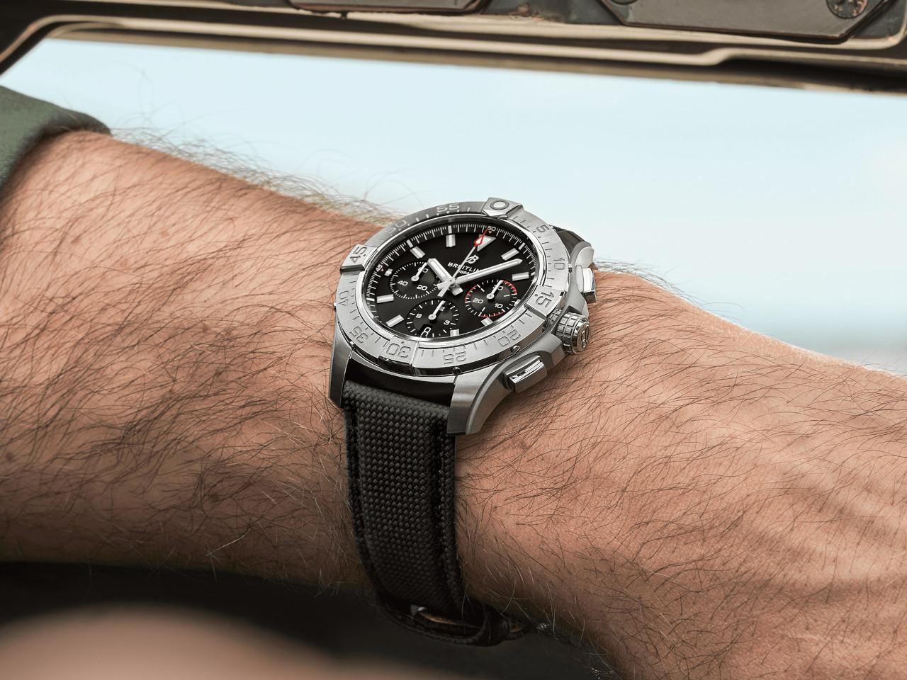 Breitling Avenger B01 Chronograph 44 Automatik Edelstahl schwarzes Zifferblatt schwarzes Lederband – Herrenuhren Chronograph aus Edelstahl und Leder. Das Gehäuse ist rund und silber. Das Lederarmband ist schwarz. Das Zifferblatt ist ein Index in schwarz. – Ansicht 5