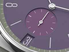 Nomos Glashütte Tangente 38 Datum "175 Years Watchmaking - Mauvegrün" Handaufzug Edelstahl violettes Zifferblatt graues Textilband Glasboden – Herrenuhren Uhr mit Datum aus Edelstahl. Das Gehäuse ist rund und silber. Das Textilarmband ist grau. Das Zifferblatt ist arabisch Index und lila. – Ansicht 5