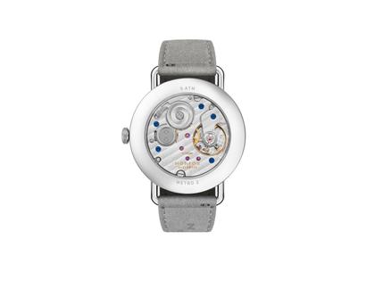 Nomos Glashütte Metro 33 Sage Handaufzug Edelstahl 33mm grünes Zifferblatt graues Lederband Glasboden – Damenuhren Uhr ohne Datum aus Edelstahl und Leder. Das Gehäuse ist rund und silber. Das Lederarmband ist grau. Das Zifferblatt ist ein Index in grün. – Ansicht 2
