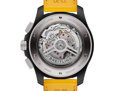 Breitling Avenger B01 Chronograph 44 Night Mission Automatik Keramik gelbes Zifferblatt gelbes Lederband – Herrenuhren Chronograph aus Keramik, Leder und Titan. Das Gehäuse ist rund und schwarz. Das Lederarmband ist gelb. Das Zifferblatt ist ein Index in gelb. – Ansicht 2