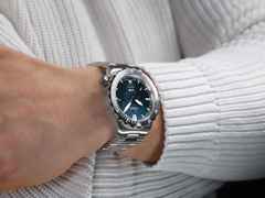 Sinn Spezialuhren U18 Taucheruhr Limited Edition Automatik Edelstahl 44mm blau-grünes Zifferblatt Metallband – Herrenuhren Uhr mit Datum aus Edelstahl. Das Gehäuse ist rund und grau. Das Edelstahlarmband ist grau. Das Zifferblatt ist ein Index in blau. – Ansicht 7