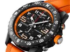 Breitling Endurance Pro 44 Chronograph Quarz Breitlight schwarzes Zifferblatt orangefarbenes Kautschukband – Herrenuhren Chronograph aus Kautschuk und Sonstiges. Das Gehäuse ist rund und schwarz. Das Kautschuk / Kunststoff / Silikon Armband ist orange. Das Zifferblatt ist arabisch Index und schwarz. – Ansicht 4