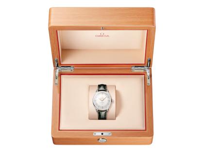 Omega Constellation Observatory Automatik Edelstahl 39mm silbernes Zifferblatt schwarzes Lederband – Herrenuhren Uhr ohne Datum aus 750 Rotgold, Edelstahl und Leder. Das Gehäuse ist rund und silber. Das Lederarmband Kroko / Alligator ist schwarz. Das Zifferblatt ist ein Index in silber. – Ansicht 4