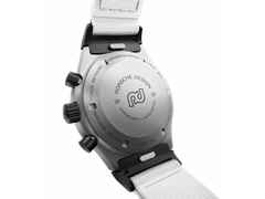 Porsche Design Chronograph 1 - 1972 Limited Edition GP 2023 – Herrenuhren Chronograph aus Titan. Das Gehäuse ist rund und silber. Das Textilarmband ist weiß. Das Zifferblatt ist ein Index in schwarz. – Ansicht 4