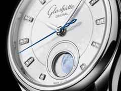 Glashütte Original Lady Serenade Luna Automatik Edelstahl 32,5mm weißes Perlmutt-Zifferblatt blaues Lederband – Damenuhren Uhr ohne Datum aus Edelstahl und Leder. Das Gehäuse ist rund und silber. Das Lederarmband Kroko / Alligator ist blau. Das Zifferblatt ist ein Index in weiß. – Ansicht 4