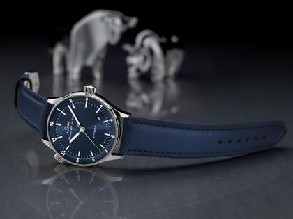 Sinn Spezialuhren 6068 B Frankfurter Finanzplatzuhr Automatik Edelstahl 38,5mm blaues Zifferblatt blaues Lederband – Herrenuhren Uhr mit Datum aus Edelstahl und Leder. Das Gehäuse ist rund und silber. Das Lederarmband ist blau. Das Zifferblatt ist arabisch Index und blau. – Ansicht 6