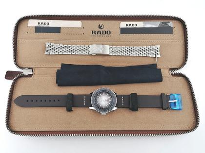 Rado Captain Cook Over-Pole Limited Edition Handaufzug Edelstahl 37 mm graues Zifferblatt Lederarmband R32116158 Full Set Occasion Neu – Herrenuhren Uhr mit Datum aus Edelstahl und Keramik. Das Gehäuse ist rund und silber. Das Lederarmband ist braun. Das Zifferblatt ist ein Index in grau. – Ansicht 5