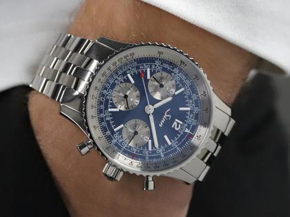 Sinn Spezialuhren 903 Ti II Jubiläum Navigationschronograph Automatik Titan 41mm blaues Zifferblatt braunes Lederband und Titanband limitiert – Herrenuhren Chronograph aus Titan. Das Gehäuse ist rund und grau. Das Lederarmband ist braun. Das Zifferblatt ist arabisch Index und blau. – Ansicht 11