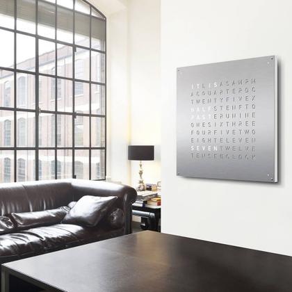 Qlocktwo Earth 90 Stainless Steel mit weiß lackiertem Holz – Großuhren Wanduhr aus Edelstahl. Das Gehäuse ist quadratisch. Das Zifferblatt ist digital und silber. – Ansicht 3
