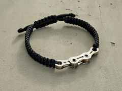 Juwelier Roller | Atelier BikeChains Fahrradketten-Armband mit schwarzem Textilband – Armschmuck Armband in schwarz und aus Titan. – Ansicht 2