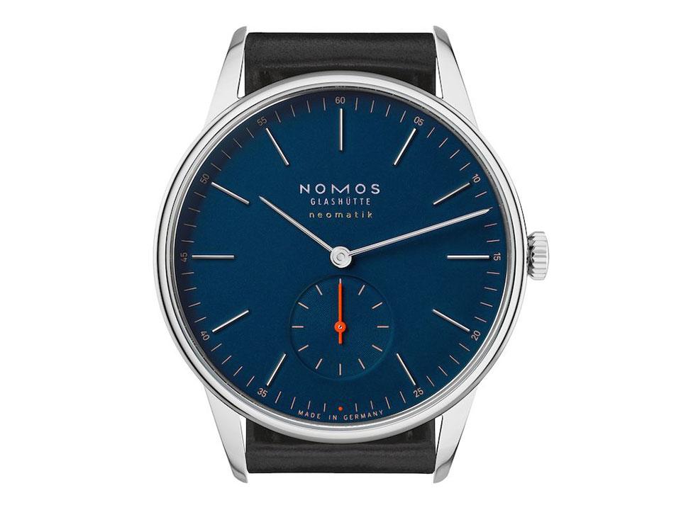 Nomos Glashütte Orion neomatik 39 Nachtblau Automatik Edelstahl 39mm blaues Zifferblatt schwarzes Lederband – Herrenuhren Uhr ohne Datum aus Edelstahl. Das Gehäuse ist rund und silber. Das Lederarmband ist schwarz. Das Zifferblatt ist ein Index in blau. – Ansicht 2