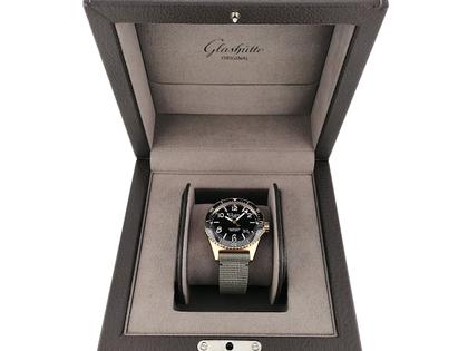 Glashütte Original SeaQ Panoramadatum Automatik Rotgold 43mm schwarzes Zifferblatt graues Textilband 1-36-13-03-90-34 Full Set  Occasion – Herrenuhren Uhr mit Datum aus 750 Rotgold, Edelstahl und Keramik. Das Gehäuse ist rund und rotgold. Das Textilarmband ist grau. Das Zifferblatt ist arabisch Index und schwarz. – Ansicht 5