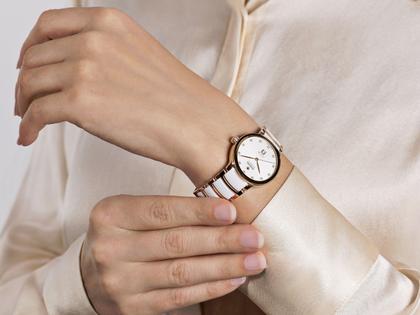 Rado Centrix Diamonds Automatik Edelstahl Roségold-PVD 30,5mm weißes Zifferblatt mit Brillanten Metallband – Damenuhren Uhr mit Datum aus Edelstahl, Keramik und PVD beschichtet. Das Gehäuse ist rund und roségold. Das Keramikarmband ist weiß. Das Zifferblatt ist ein Index in weiß. – Ansicht 6