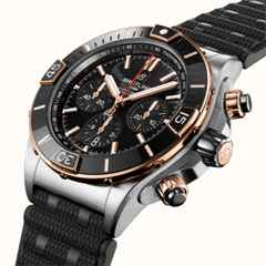 Breitling Super Chronomat B01 44 Automatik Edelstahl schwarzes Zifferblatt schwarzes Kautschukband – Herrenuhren Chronograph aus 950 Platin und Edelstahl. Das Gehäuse ist rund und silber-roségold. Das Kautschuk / Kunststoff / Silikon Armband ist schwarz. Das Zifferblatt ist ein Index in schwarz. – Ansicht 4