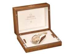Omega Constellation Observatory Automatik Gelbgold 39mm goldenes Zifferblatt Goldband – Herrenuhren Uhr ohne Datum aus 750 Gelbgold. Das Gehäuse ist rund und gelbgold. Das Goldarmband ist gelbgold. Das Zifferblatt ist ein Index in gelbgold. – Ansicht 7