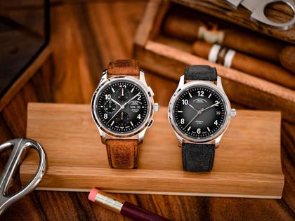 Mühle Glashütte Lunova Chronograph Automatik Edelstahl 42,3mm schwarz-graues Zifferblatt braunes Lederband – Herrenuhren Chronograph aus Edelstahl. Das Gehäuse ist rund und silber. Das Lederarmband Kroko / Alligator ist braun. Das Zifferblatt ist arabisch Index und schwarz. – Ansicht 2