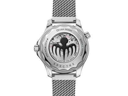 Omega Seamaster Diver 300M  Automatik Edelstahl 42mm Spectre Edition schwarzes Zifferblatt Metallband – Herrenuhren Uhr ohne Datum aus Edelstahl und Titan. Das Gehäuse ist rund und silber. Das Edelstahlarmband ist silber. Das Zifferblatt ist ein Index in schwarz. – Ansicht 2