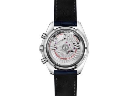Omega Speedmaster Mondphase Automatik Edelstahl 44mm blaues Zifferblatt blaues Lederband – Herrenuhren Chronograph aus Edelstahl und Keramik. Das Gehäuse ist rund und silber. Das Lederarmband Kroko / Alligator ist blau. Das Zifferblatt ist ein Index in blau. – Ansicht 2