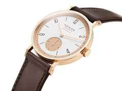 Nomos Glashütte Tangente Roségold neomatik 175 Years of Watchmaking Glashütte Automatik 35mm weißes Zifferblatt braunes Lederband – Damenuhren Uhr ohne Datum aus 750 Rotgold. Das Gehäuse ist rund und roségold. Das Lederarmband ist braun. Das Zifferblatt ist arabisch Index und silber. – Ansicht 2