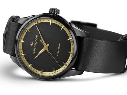 Hamilton Jazzmaster Auto Edelstahl PVD-Schwarz 36mm schwarzes Zifferblatt schwarzes Lederband – Herrenuhren Uhr ohne Datum aus Edelstahl, Leder und PVD beschichtet. Das Gehäuse ist rund und schwarz. Das Lederarmband ist schwarz. Das Zifferblatt ist ein Index in schwarz. – Ansicht 3